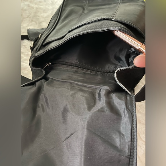 Three inserts and one pocket, black leather satchel. - Picture 7 of 17